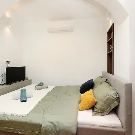 La Verita 1 St Line With Garden Appartement *